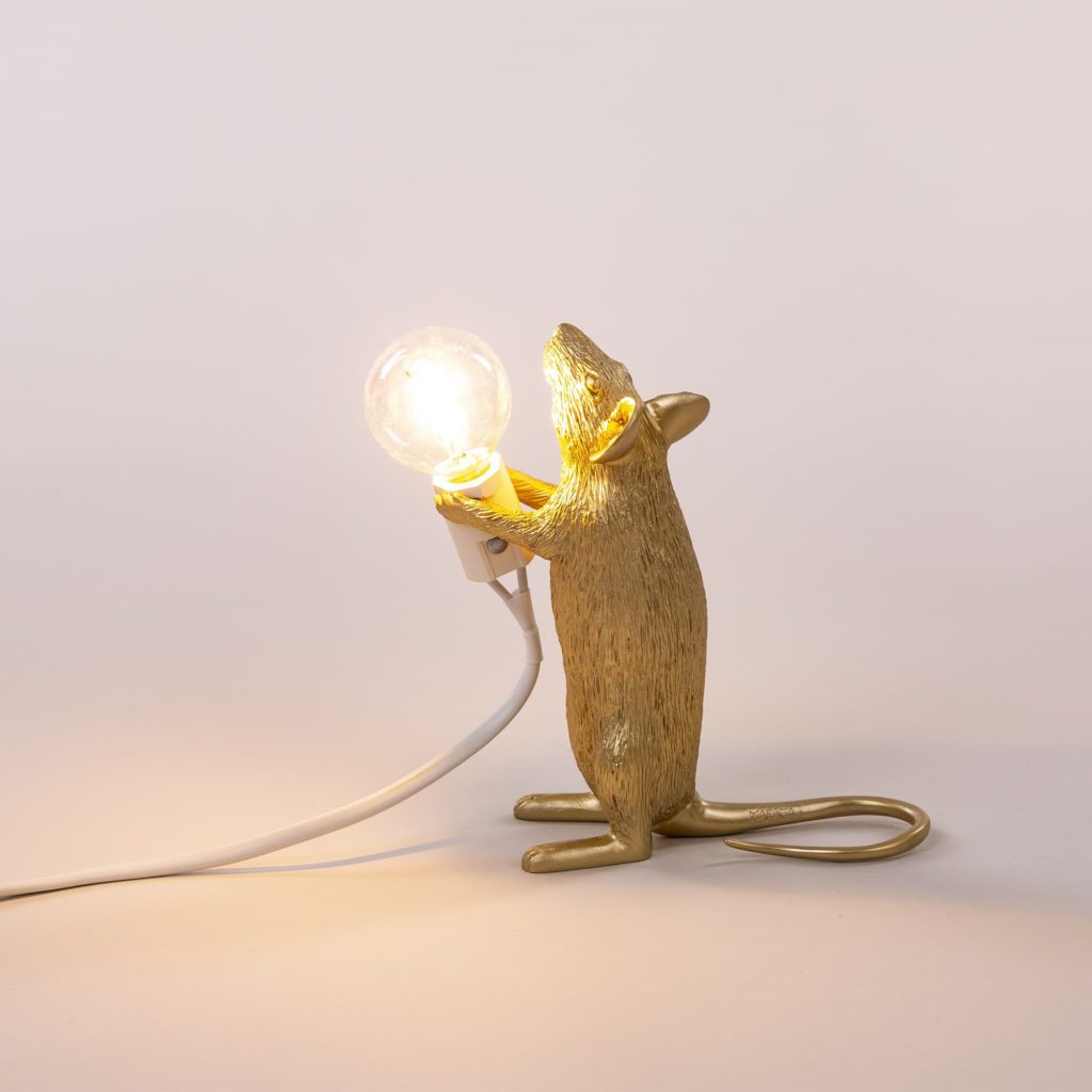 Seletti - lampe souris dorée tête en l'air