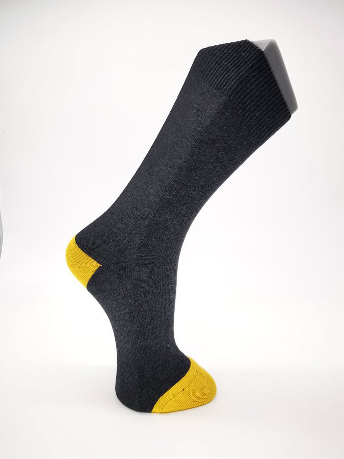 Chaussettes-en-coton-d'Egypte-anthracite-pointes-et-talons-jaunes-Berthe-aux-grands-pieds-Toulouse-2