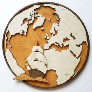 mappemonde en bois avec voilier