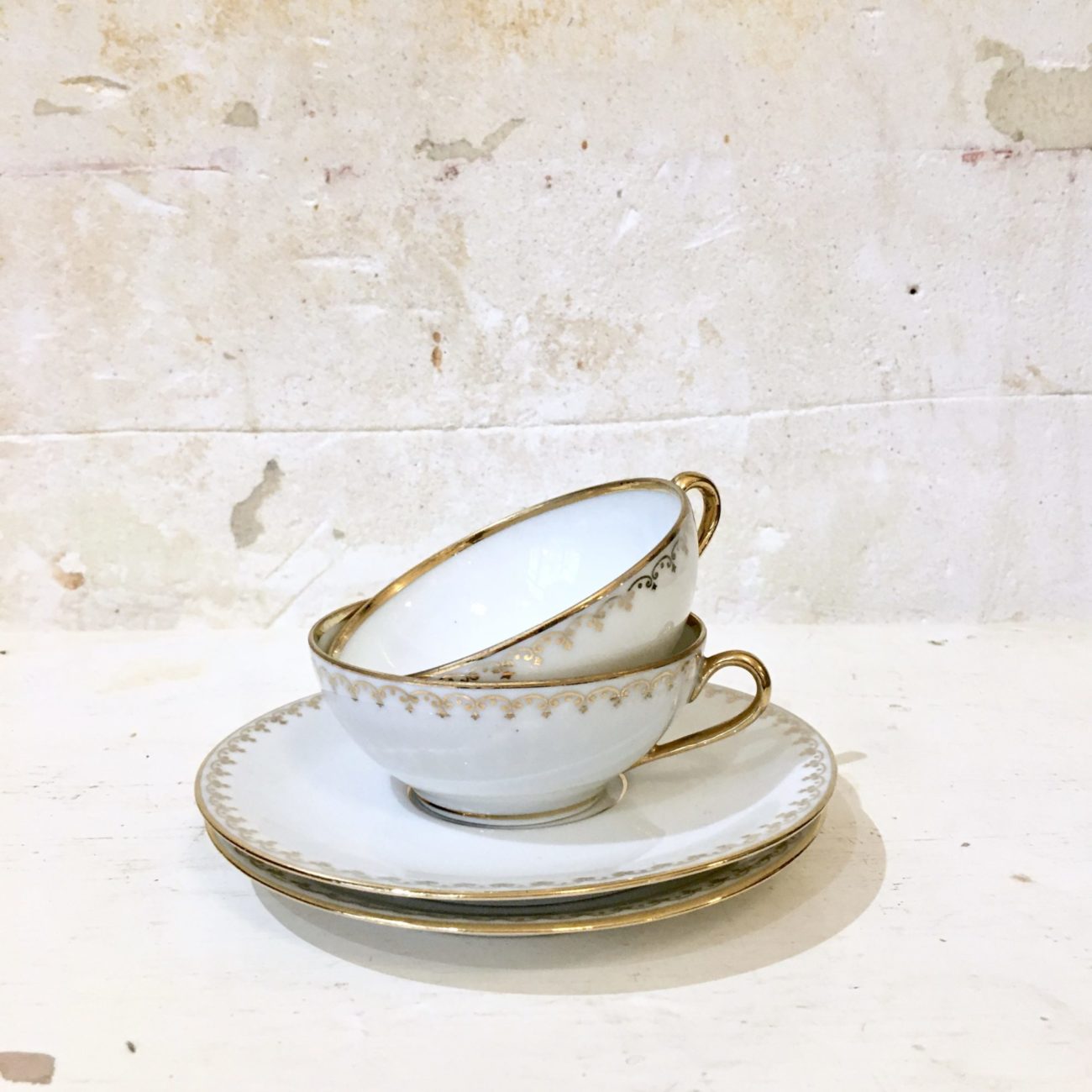 Duo de tasses et sous-tasses en porcelaine blanche et dorée
