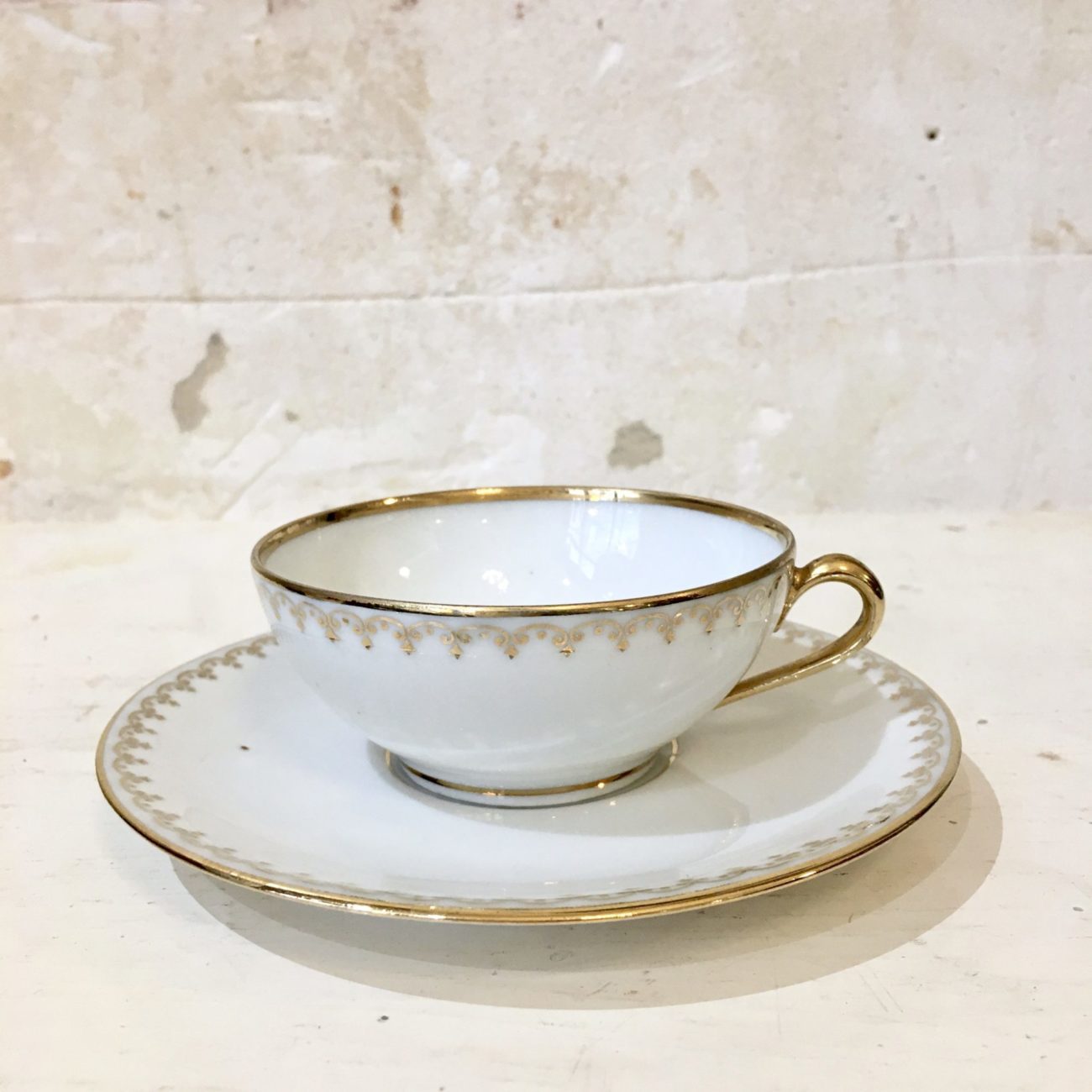 Duo de tasses et sous-tasses en porcelaine blanche et dorée