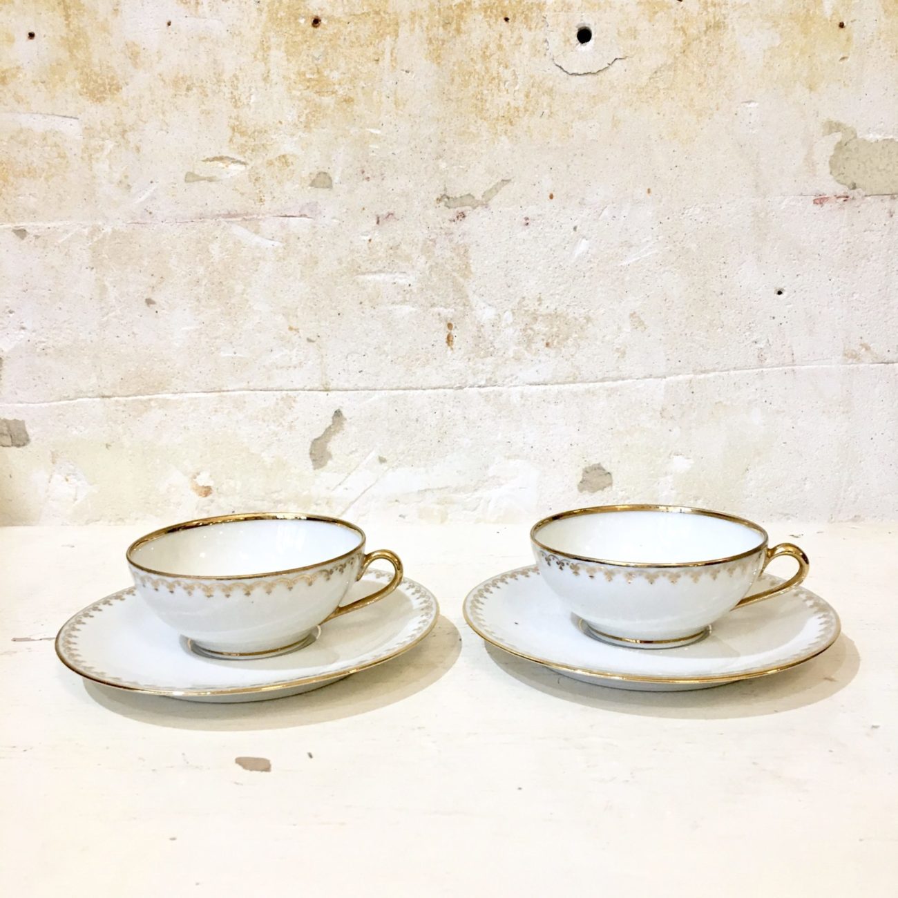 Duo de tasses et sous-tasses en porcelaine blanche et dorée