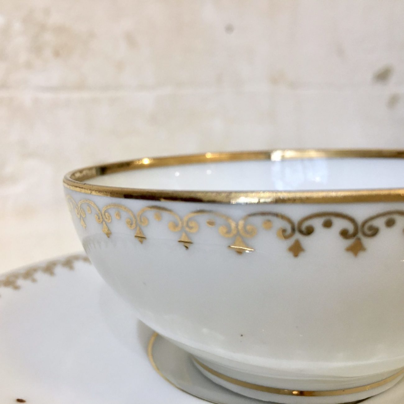 Duo de tasses et sous-tasses en porcelaine blanche et dorée