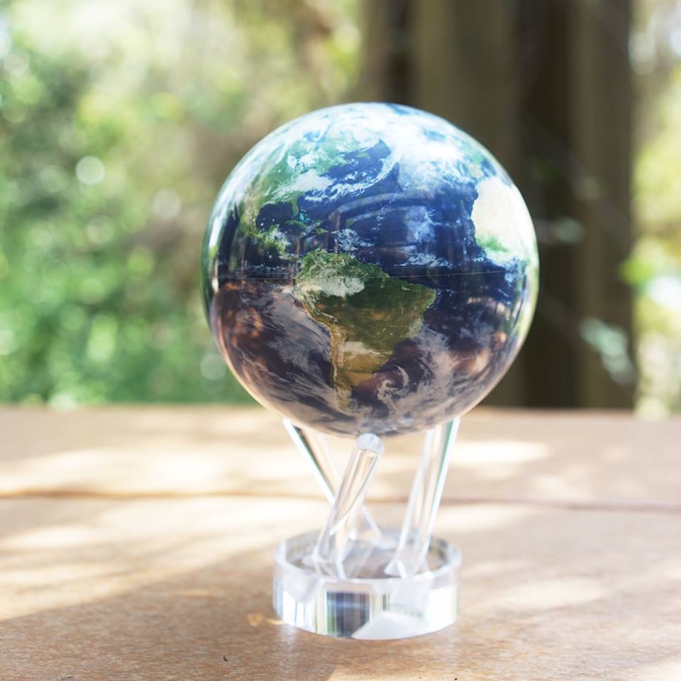 Globe Terrestre avec Nuages - Mova – L'avant gardiste