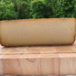 Coupe frontale d'un fromage Ossau Iraty