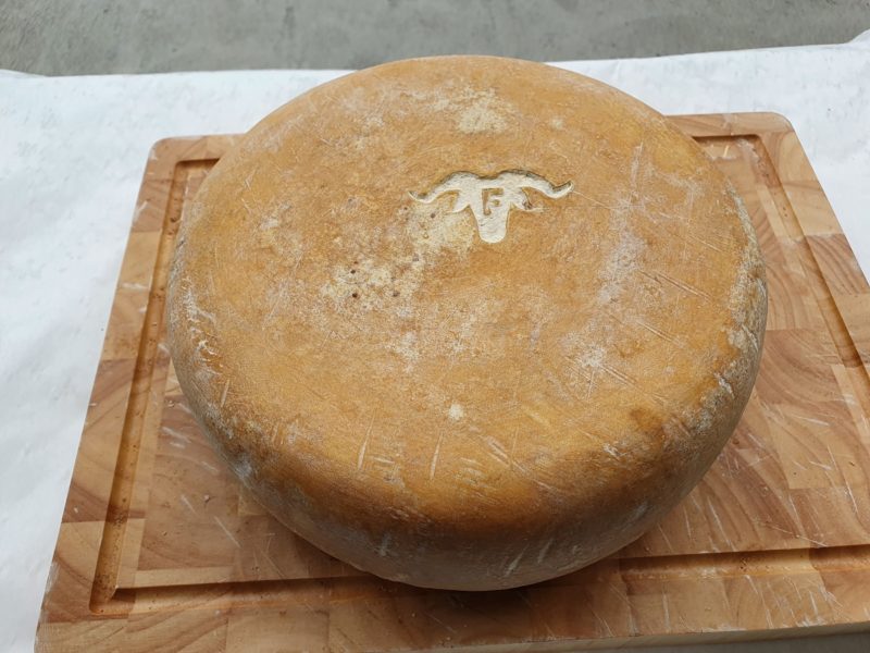 fromage de brebis Ossau Iraty entier.