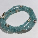 Collier Bracelet trois tours, apatite carrée bleue, carré d'hématite, perle d'eau douce, fermoir aimant.