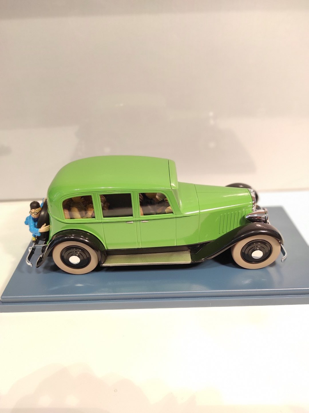 Voiture Tintin N°9-L'Amilcar des Soviets dans un magasin sur Toulouse  boutiques