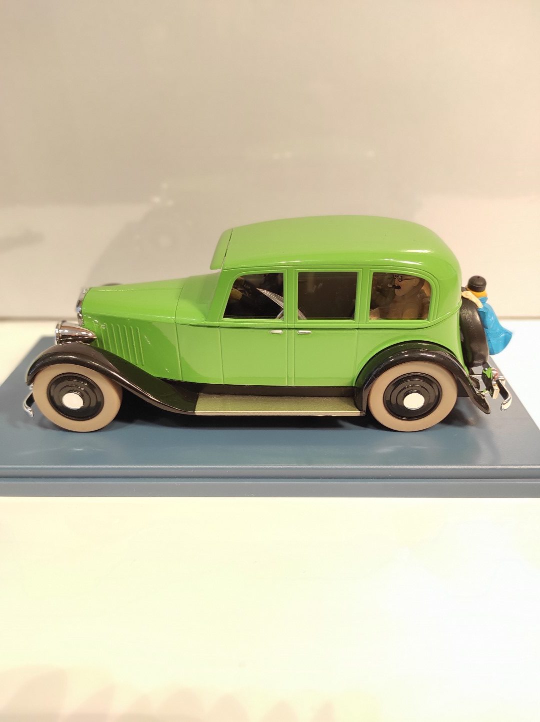 Voiture Tintin N°9-L'Amilcar des Soviets dans un magasin sur Toulouse  boutiques