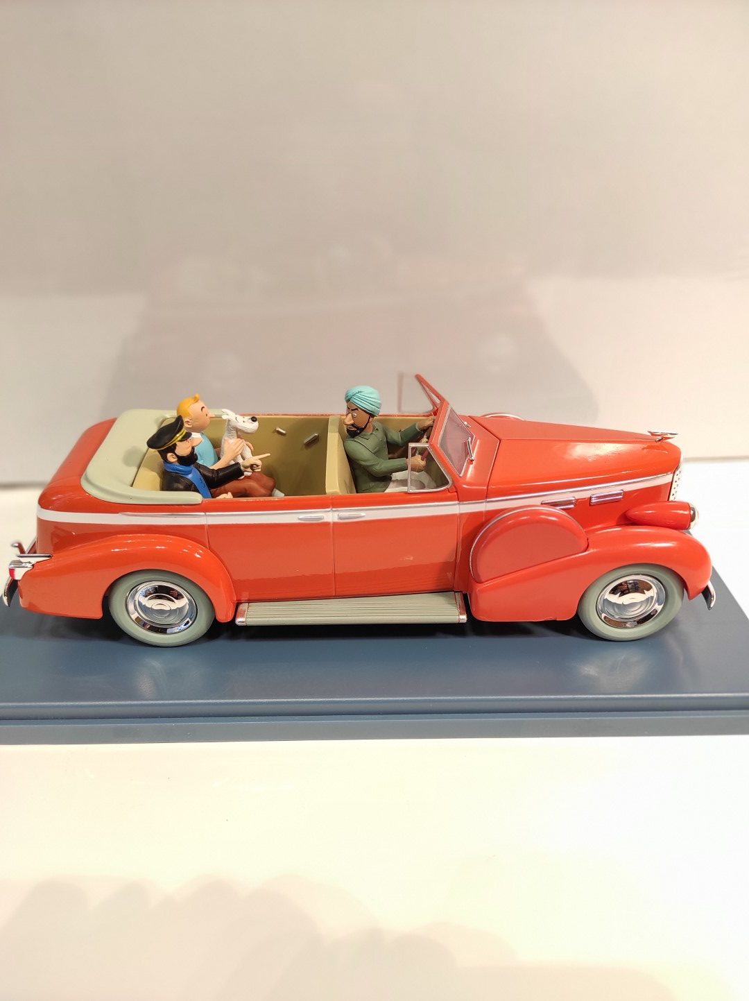 Voiture Tintin N°9-L'Amilcar des Soviets dans un magasin sur Toulouse  boutiques