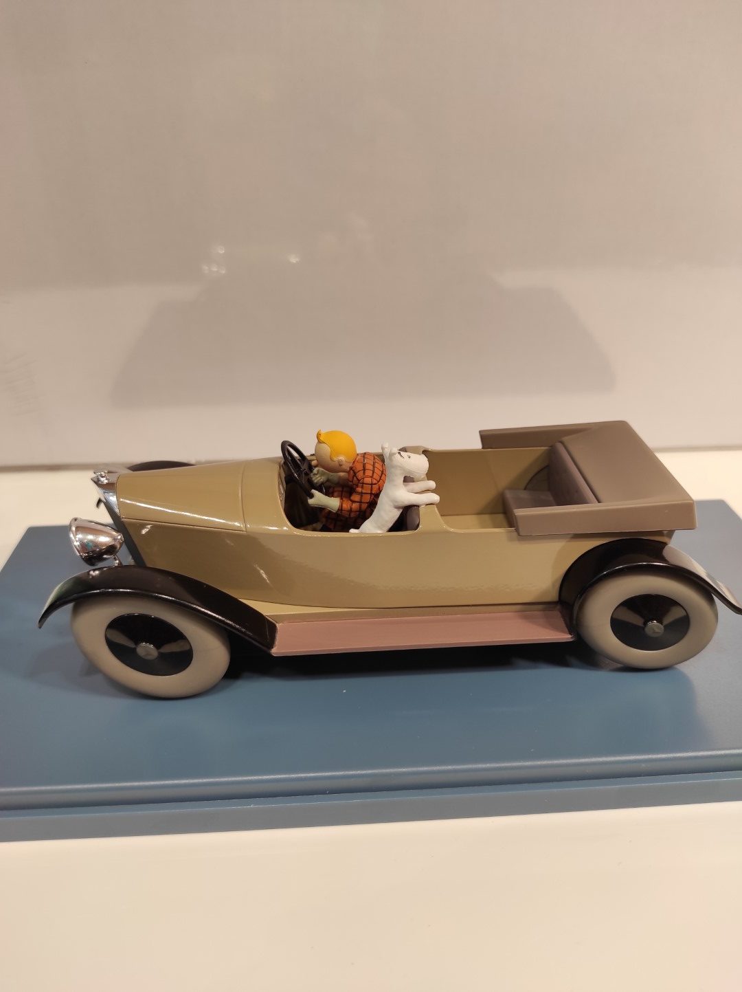 Voiture Tintin N°9-L'Amilcar des Soviets dans un magasin sur Toulouse  boutiques