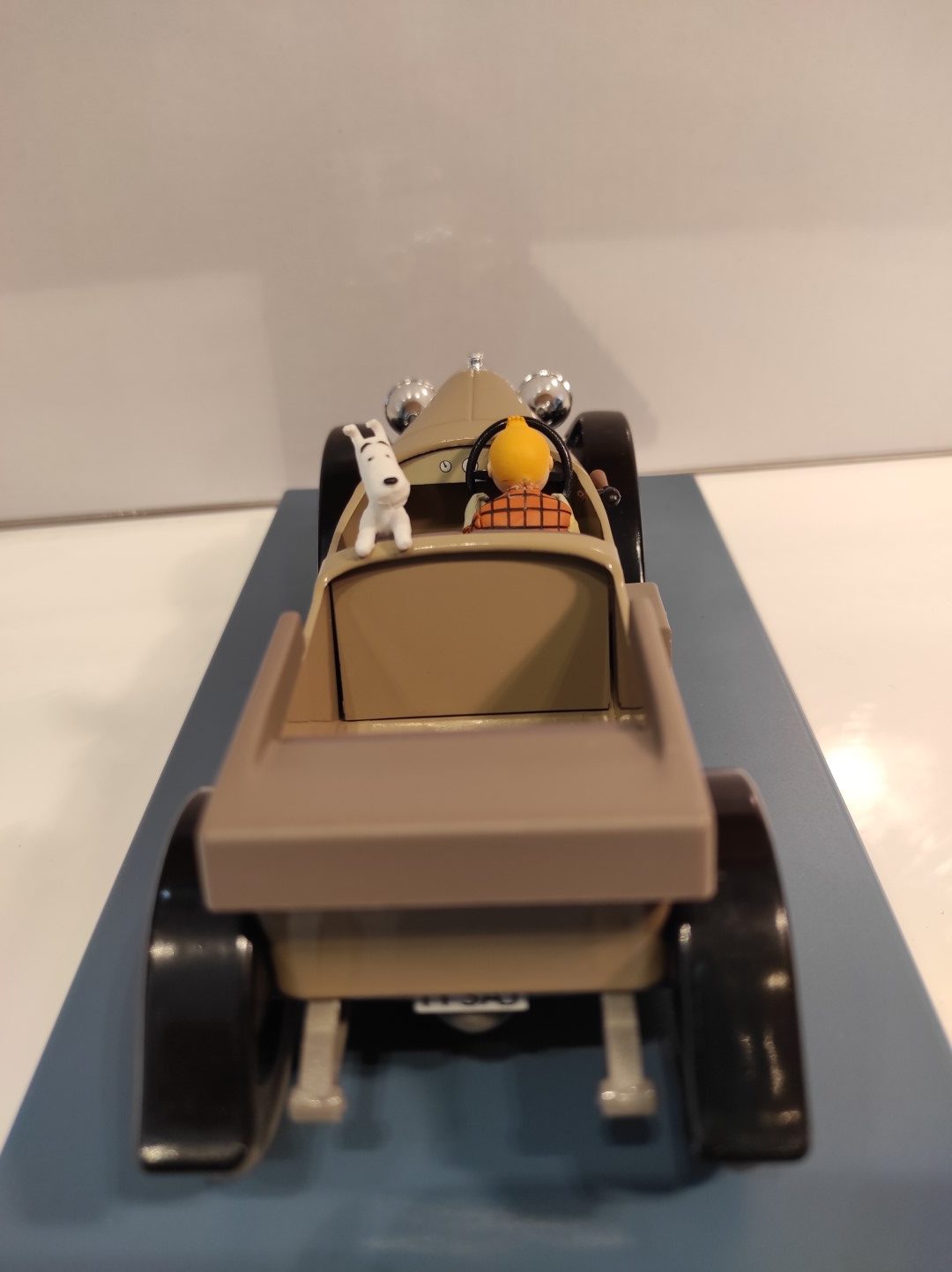 Tintin - Mercedes 180 Borduria (La Voiture des Agents Bordures) 1/24 Scale Dieca