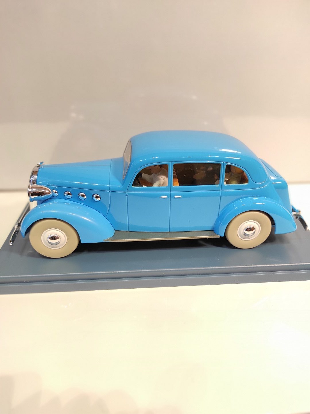 Voiture Tintin N°32-La Voiture de la Castafiore