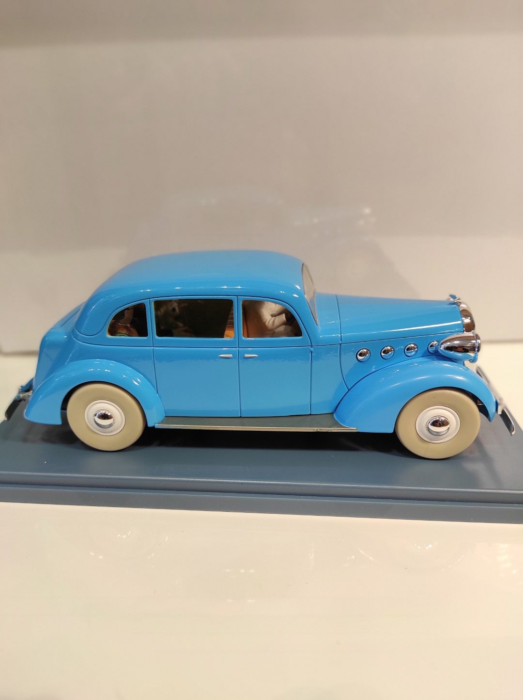 Voiture Tintin N°32-La Voiture de la Castafiore