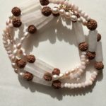 Bracelet triple ou collier perle de culture d'eau d'douce cylindre de quartz rose e graine de Rudraksha