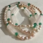Bracelet triple ou collier perle de culture d'eau douce, cylindre de quartz rose et agate verte fermoir aimant